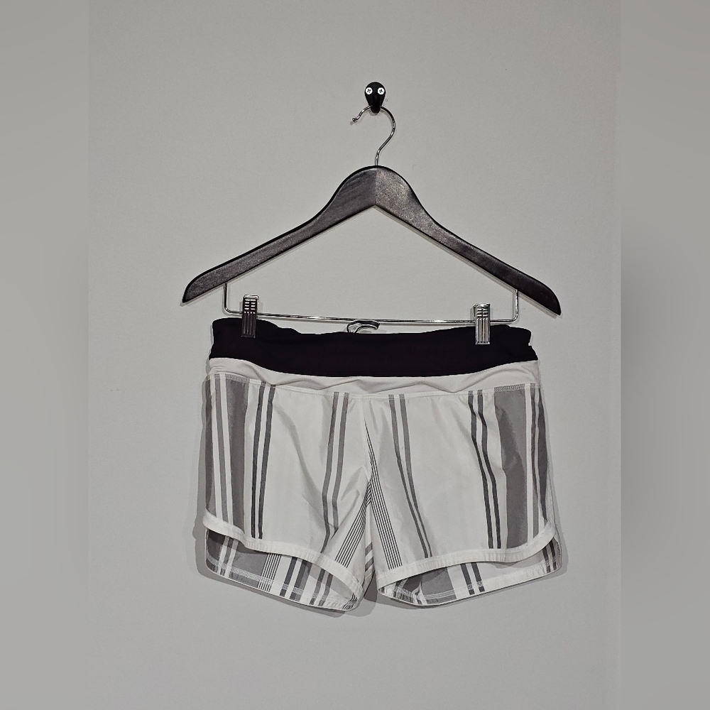Lululemon Athletica Women’s Running Shorts White Stretch Zip Pocket Size 6